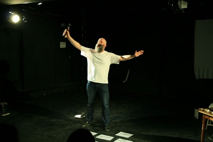 Performance art ist live. Theatre is death. Akud Theater, Berlin, March 2010, (Foto: Joana Silva)
