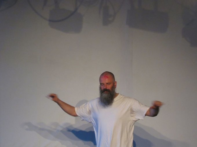 Performance art ist live. Theatre is death., Samtalekøkkenet, april 2011. (Foto: Ellen Vestergaard Friis)