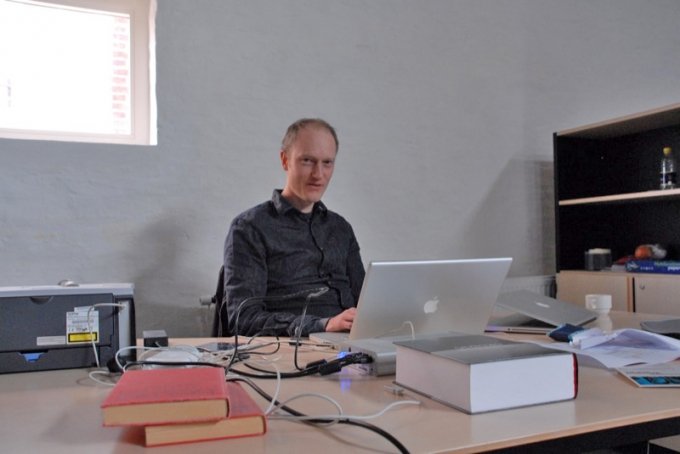 Billedkunstner Sixten Therkildsen på en af de projektkontorpladser centret rummer. Foto: Ole Bak Jakobsen