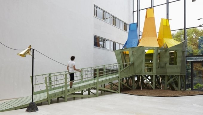One Language Traveller, 2011. Bygningen er en fabrik, der producerer s&aelig;ber formet som de allerf&oslash;rste 'designede' genstande, nemlig pilespidser og flint&oslash;kser. Pressefoto.