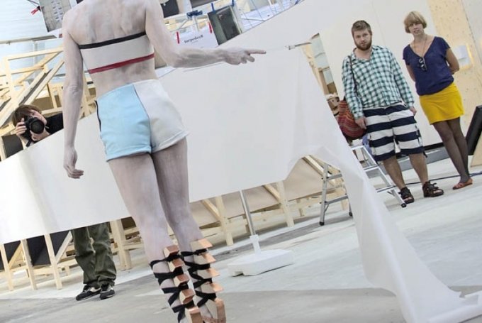 Sophie Dupont optrådte under åbningen med Abstract Performance, Cutting Paper 2012. Foto: Maria Desirée Holm-Jacobsen.