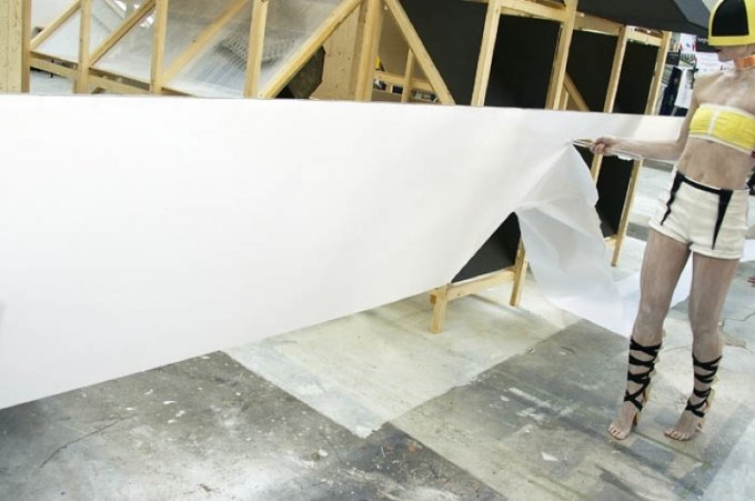 Sophie Dupont optrådte under åbningen med Abstract Performance, Cutting Paper 2012. Foto: Maria Desirée Holm-Jacobsen.