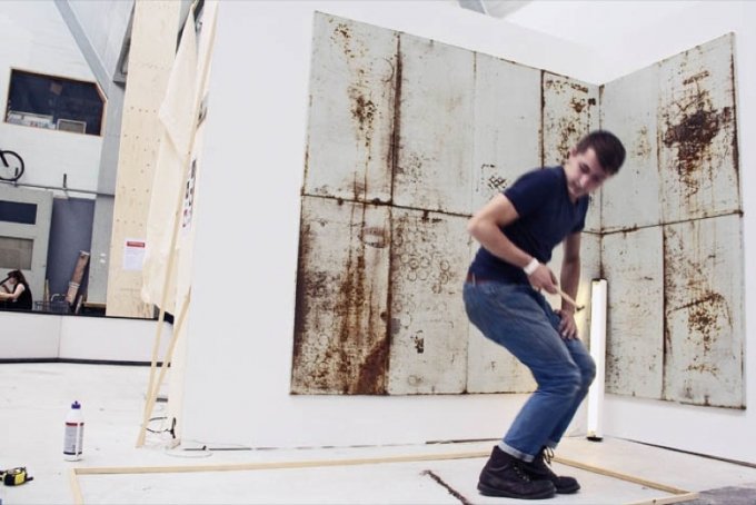 På Green is Golds stand samarbejder de 2 kunstnere Kevin Malcolm (UK) og Keith Allan (UK) om at skabe installationen I have read your manifesto with great interest but it says nothing about singing. Foto: Maria Desirée Holm-Jacobsen.