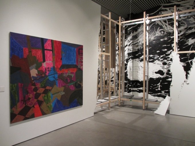 Udstillingsview fra Everything Changes. Forrest ses Blue Room, 2003. Foto: Ole Bak Jacobsen.