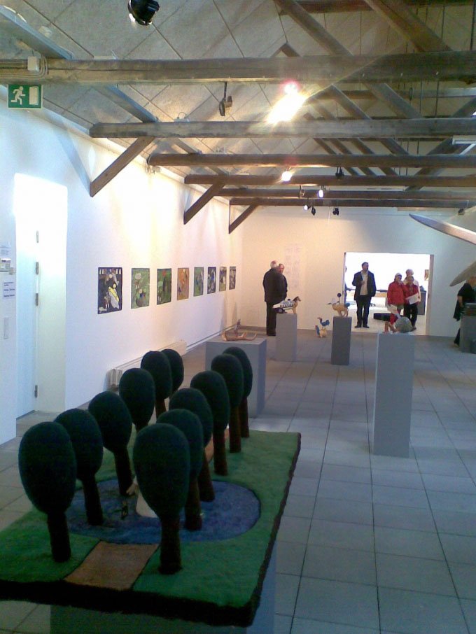 Installationsview. I forgrunden ses v&aelig;rket Messias i vandpytten. Foto: Bente Jensen.