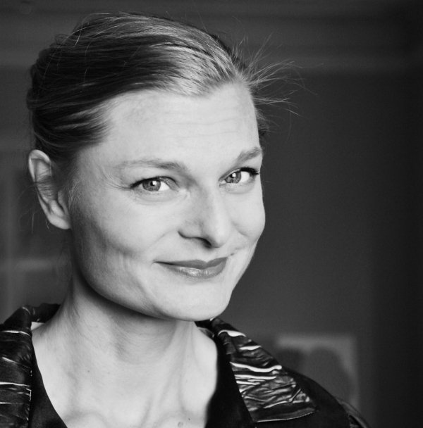 Installationsview. I midten ses v&aelig;rket Bacardiparcelhus, 2004. Foto: Bente Jensen.