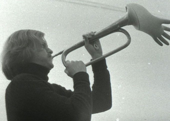 Performance af Joe Jones’s Solo for Trumpet, 28. oktober 1977 under Fluxus-Festivalen 3 Dni Flux zabawy i czwarty w Flux klinice (Three Flux Days of Fun and the Fourth Day in a Flux Clinic). (Foto: Jaroslaw Kozlow)