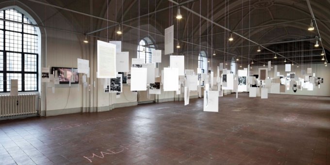 Udstillingsview fra Fluxus: die Irren sind Los i Nikalaj Kunsthal. (Pressefoto)