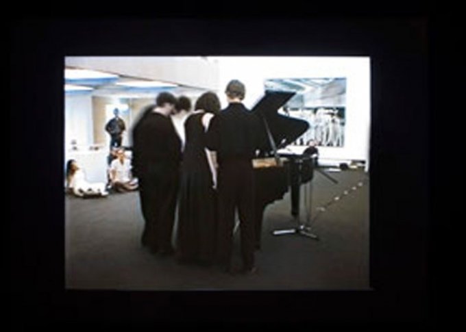 Videostill fra udstillingen Die Irren Sind Los i Nikolaj Kunsthal. (Foto: Lea Nielsen)