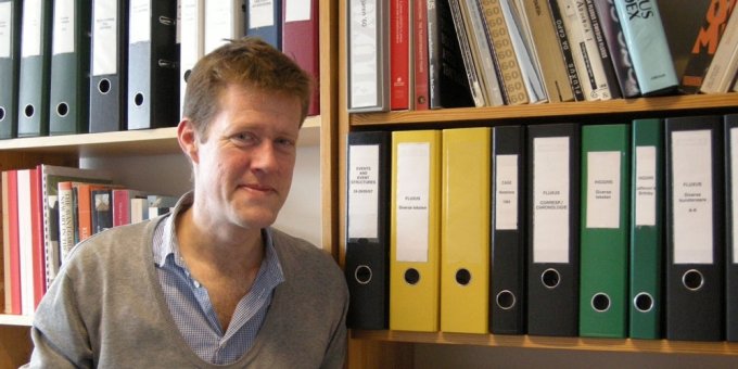 Kunsthistorikeren og Fluxus-eksperten Peter van der Meijden på sit kontor på Københavns Universitet. (Foto: Amalie Frederiksen)
