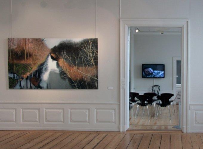 Udstillingsview fra S&oslash;ren Martinsens udstilling; Danskeren p&aring; R&oslash;nneb&aelig;ksholm, 2012. Pressefoto.