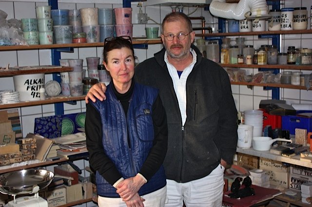 Ægtefolk og arbejdskammerater gennem adskillige år Dir. Esben Lyngsaa Madsen og hustru og keramiker Gunhild Rudjord i kemikaliedepotet. Foto: Trine Rytter Andersen