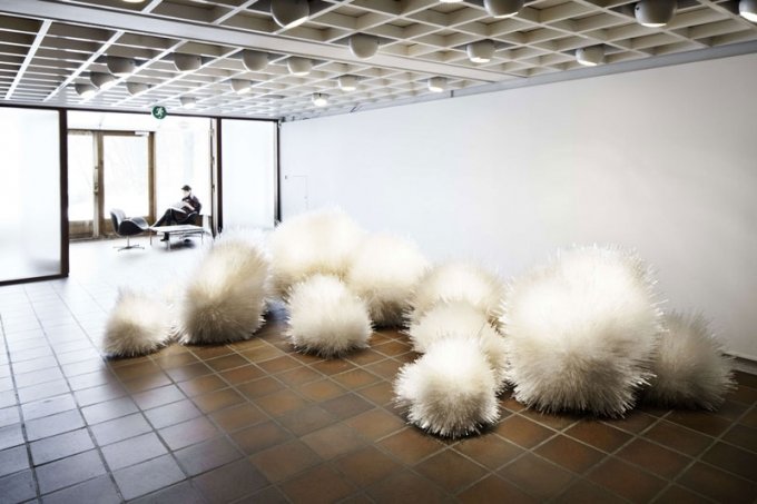 Untitled, Tara Donovan, 2012. Akryl og lim. Installation shot. Foto: Ty Stange. © Louisiana Museum of Modern Art, Humlebæk