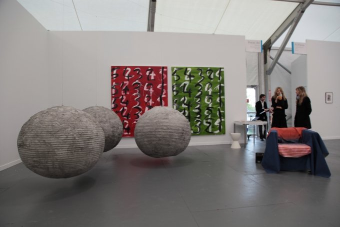 Frieze New York Focus: Tobias Madison, O, 2013, Karma International. (Foto: John Berens/ Frieze)
