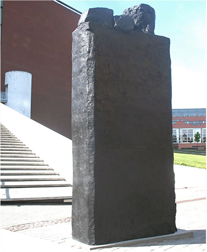 Skulpturen nedenfor trappen til kunstens hellige haller. Foto: Lars Svanholm.