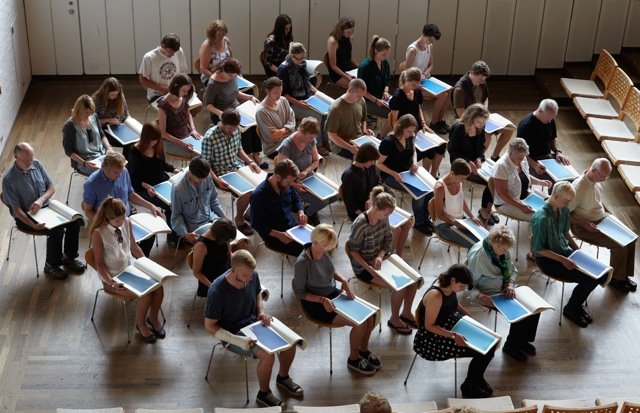 Tove Storch: Reading of Blue, 2012. Performance på Louisiana Museum of Modern Art. Foto: Jan Søndergaard