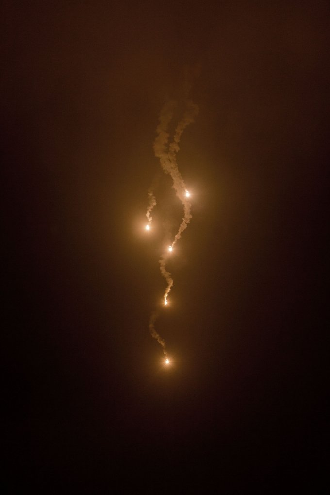 Faldende fosforgranater. Foto: Morten Barker