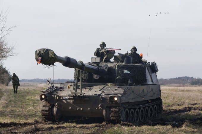 Kanonerne flyttes til en ny stilling. Foto: Morten Barker