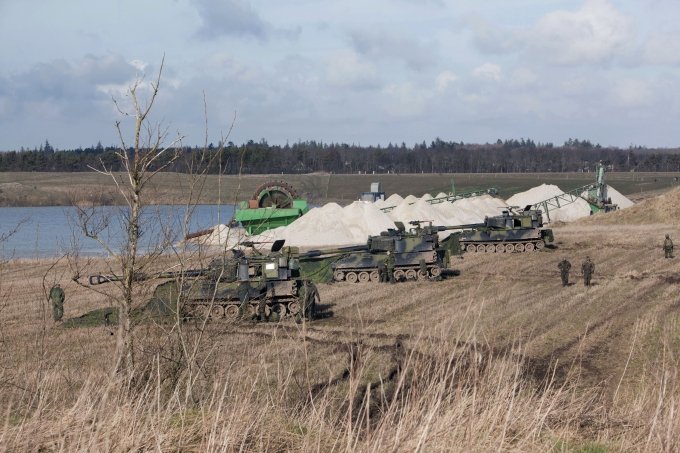 Pjecer linet op n&aelig;r en grusgrav p&aring; en privat grund, hvor artilleriet har f&aring;et lov til at s&aelig;tte en stilling op. Foto: Morten Barker