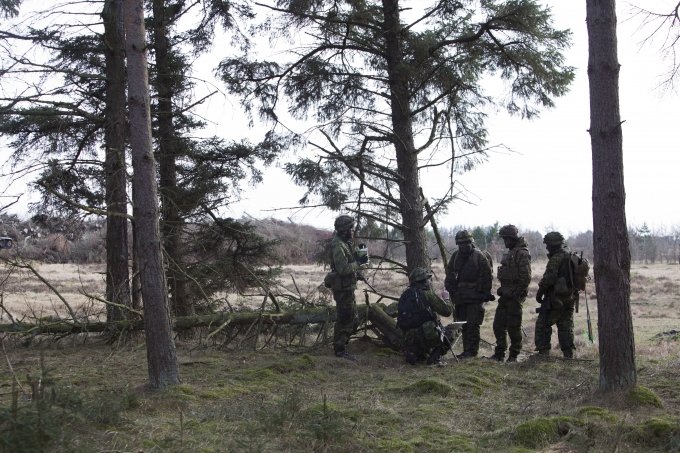 Soldater p&aring; &oslash;velse p&aring; heden. Foto: Morten Barker