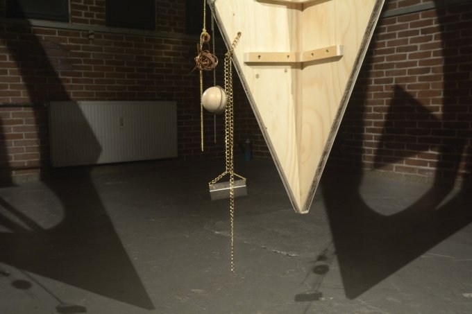 Louise Sparre: Axis hanging sculpture, 2014. Krydsfiner, beslag, laserprint, læder, messing, kæde, kobber, træperle og jern, 240x120x120 cm. Detalje fra Axis, Spanien 19C. Foto: Erik Balle Povlsen