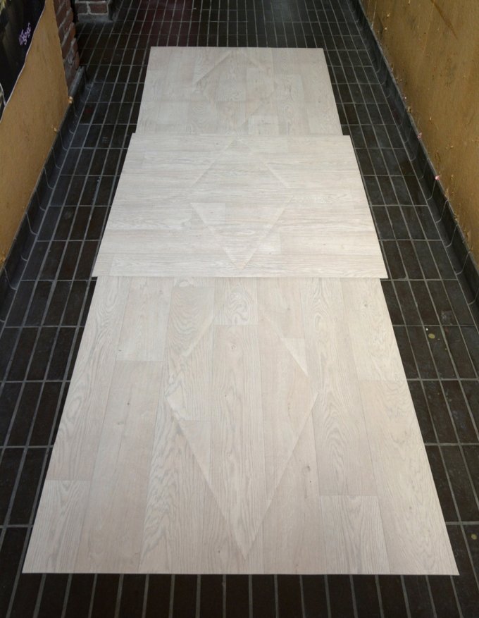 Louise Sparre: Gesture, 2014. Vinyl gulv, 100x300 cm. På Axis, Spanien 19C. Foto: Erik Balle Povlsen