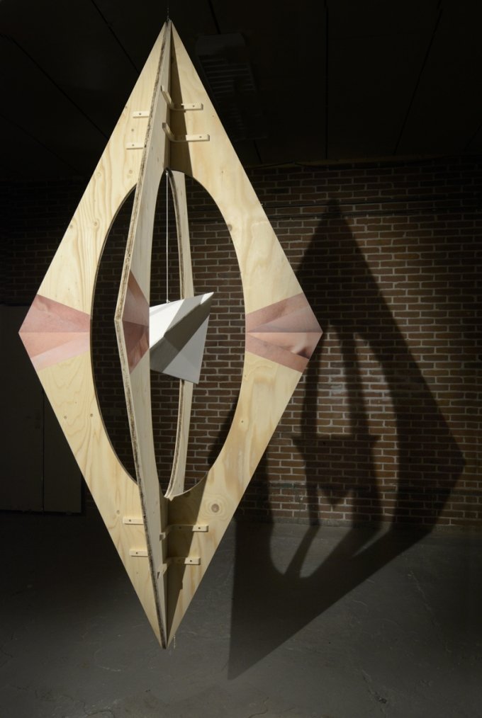 Louise Sparre: Axis hanging sculpture, 2014. Krydsfiner, beslag, laserprint, læder, messing, kæde, kobber, træperle og jern, 240x120x120 cm. Udstillingsview fra Axis, Spanien 19C. Foto: Erik Balle Povlsen