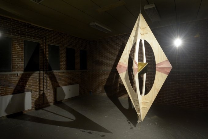 Louise Sparre: Axis hanging sculpture, 2014. Krydsfiner, beslag, laserprint, læder, messing, kæde, kobber, træperle og jern, 240x120x120 cm. Udstillingsview fra Axis, Spanien 19C. Foto: Erik Balle Povlsen