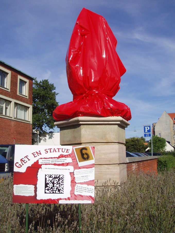 Gæt en statue. Foreningen for Fremme af Forundring har indpakket en del af byens statuer i rød plast og vandrende på Den Røde Rute opfordres til at gætte, hvad der gemmer sig, foto: Sidsel Hartlev