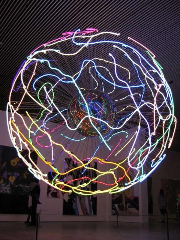Den sanselige lysinstallation i det første rum i særudstillingssalen.Erik A. Frandsen, Neonlampe, 2008. Foto: Kasper Lie.