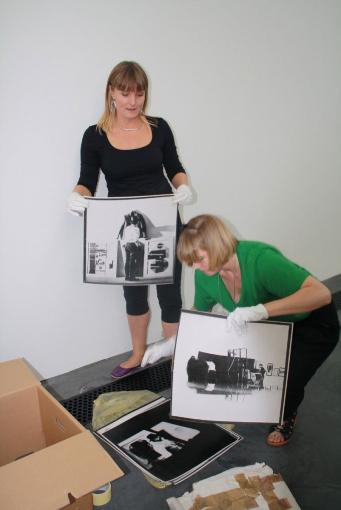 Her pakkes Joseph Beuys' Filzanzug fra 1970 ud. Foto Pernille B&oslash;ttcher