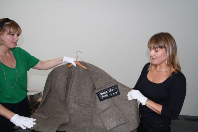 Museumsinspekt&oslash;r Stinna Toft og assistent Stine Kleis Hansen begynder udpakningen af de Beuysv&aelig;rker, som den tyske kunstsamler Klaus Tesching har indl&aring;nt i museets samling de n&aelig;ste 5 &aring;r. Foto Pernille B&oslash;ttcher