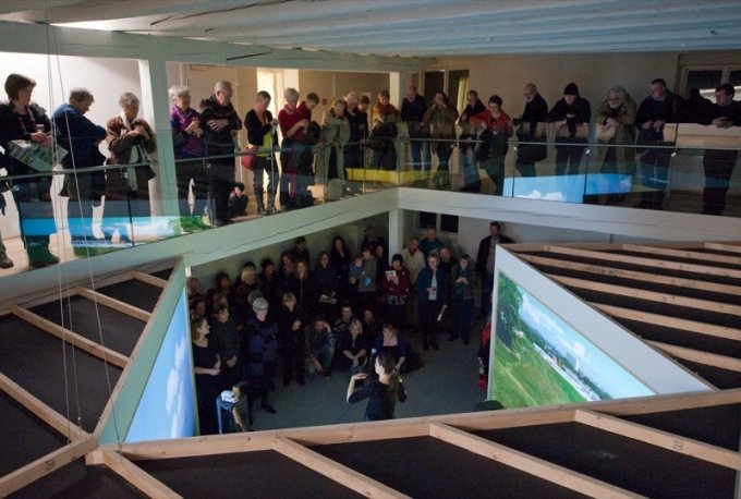 Foto fra ferniseringen. View over videoinstallationen der dokumenterer sprængningen af love alley. Foto: Kurt Nielsen