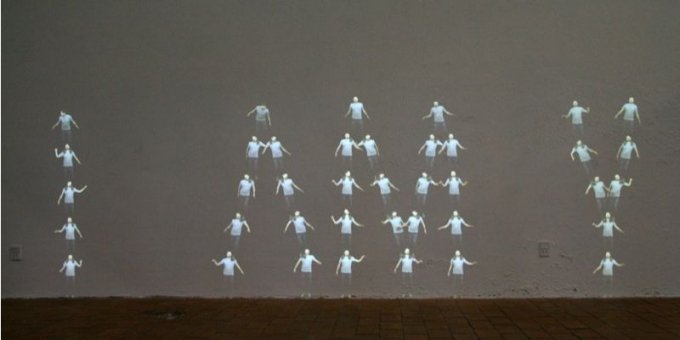 IAMY (2010) spiller på en lydlig flertydighed, der inviterer beskueren til at reflektere over værkets betydning. Udsnit af pressefoto