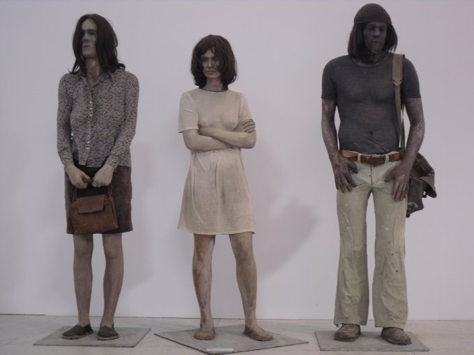 Kurt Trampedach:  Stoppestedet 1972. N&aring;r rollespillere snart laver brugerzoner p&aring; KUNSTEN,kunne spillet for eksempel foreg&aring; rundt omkring disse tre ventende? Foto:Ditte Ernst Bengtsen