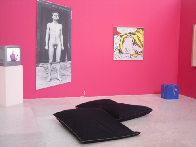 Udstillingens teenagev&aelig;relse ser p&aring; overfladen forholdsvis almindeligt ud. Men ved n&aelig;rmere eftersyn er springet fra Paradise Hotel til Nikolaj Bendix Skyum Larsens My Cat and I alligevel temmeligt stort. 