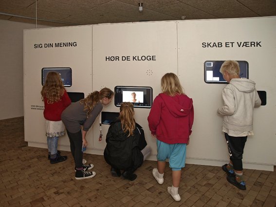 VANDv&aelig;ggen med sine tre sk&aelig;rme: Sig din mening, H&oslash;r de kloge og Skab et v&aelig;rk. Den st&aring;r opstillet p&aring; Skovgaard Museet, Randers Kunstmuseum, Horsens Kunstmuseum og Museum Jorn. Foto: Lars Bay