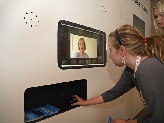 P&aring; Museum Jorn - Silkeborg har skoleklasser flittigt taget VANDv&aelig;ggen i brug.  Foto: Lars Bay