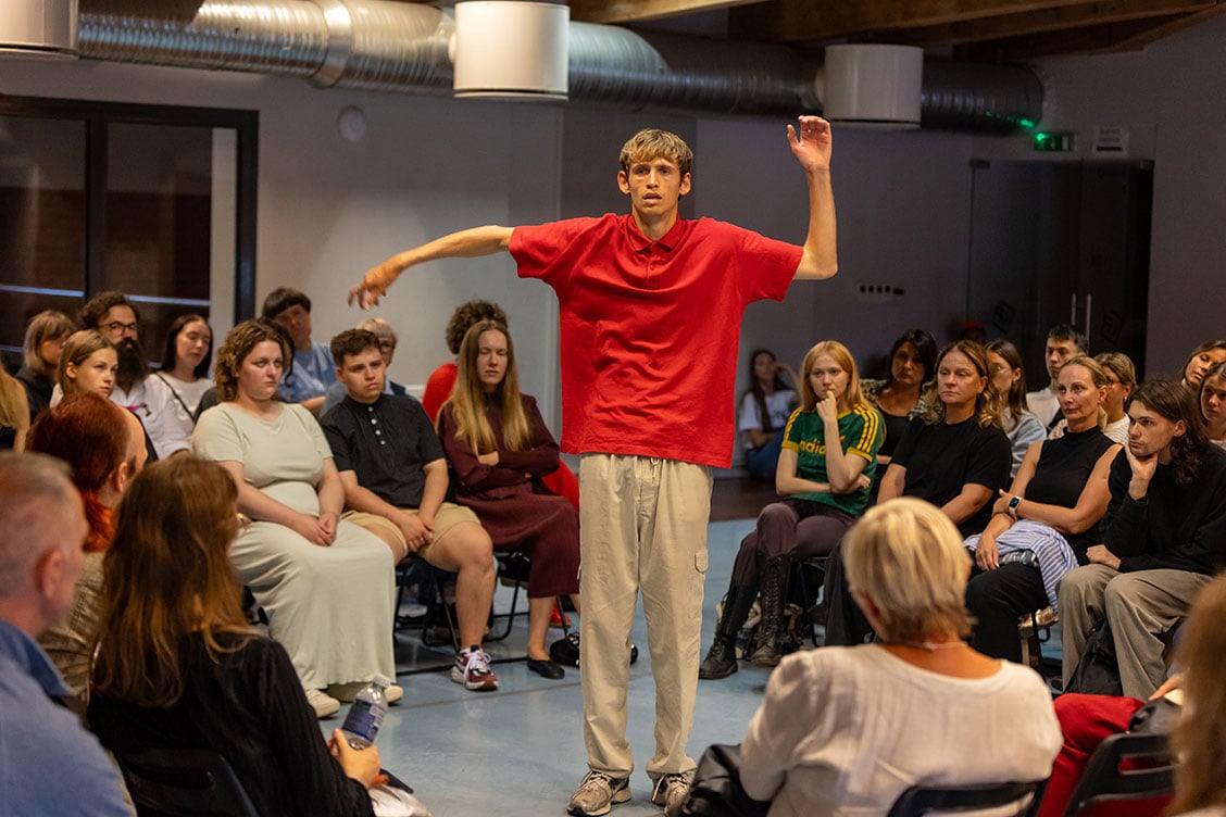 Performance af Aske Thiberg. Foto: Arvydas Gurksnis.