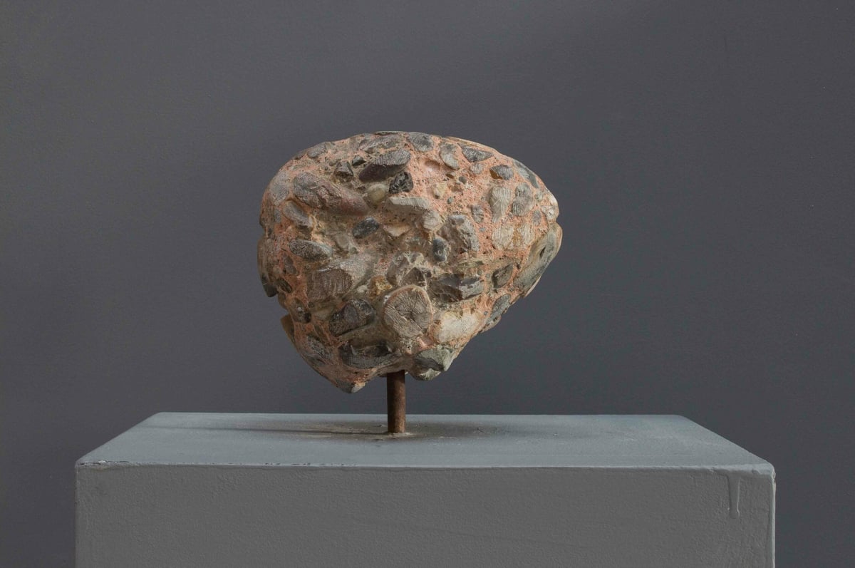 Lars Abrahamsen: <i>Rallefjæs</i>, 2018. Kunststen. h. 26 cm. Foto: Lars Abrahamsen