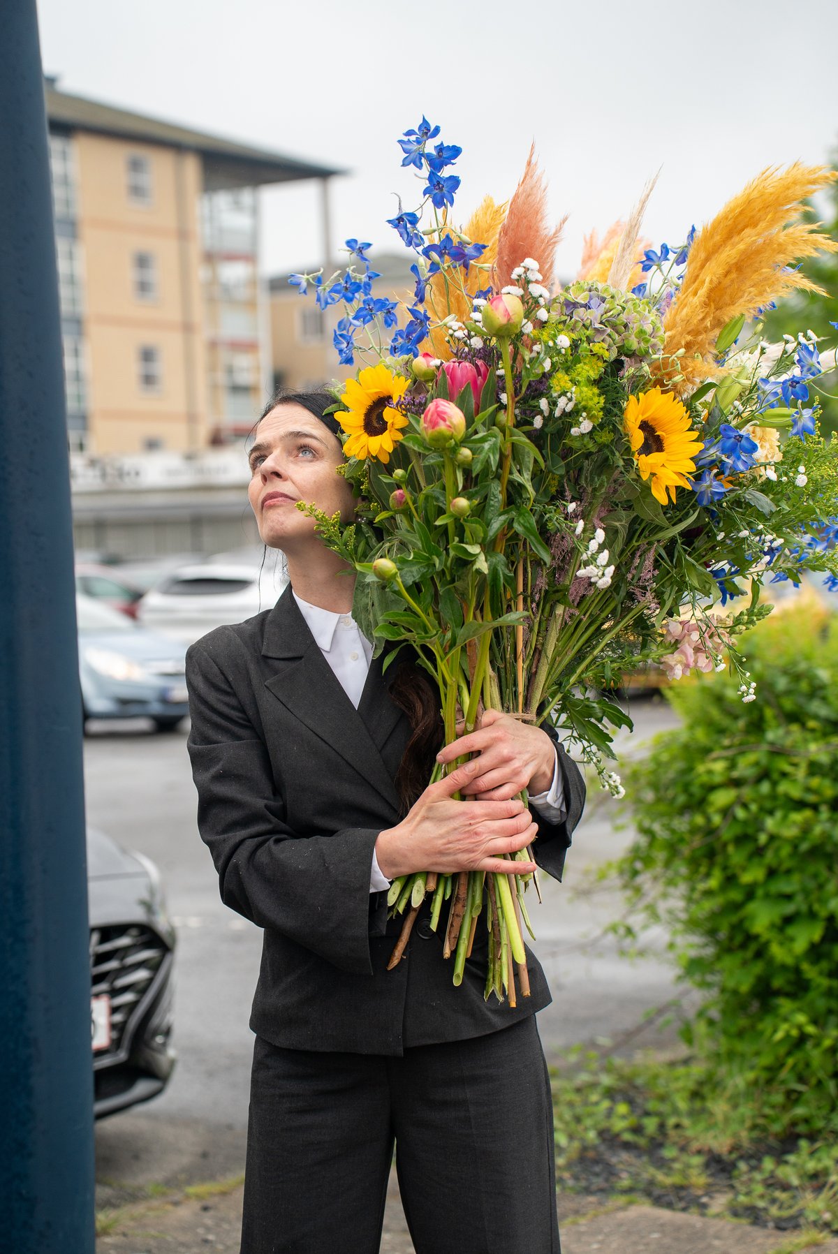 Molly Haslund udførte sin performance <i>Flower Drop</i> i bussen og mellem stoppesteder.