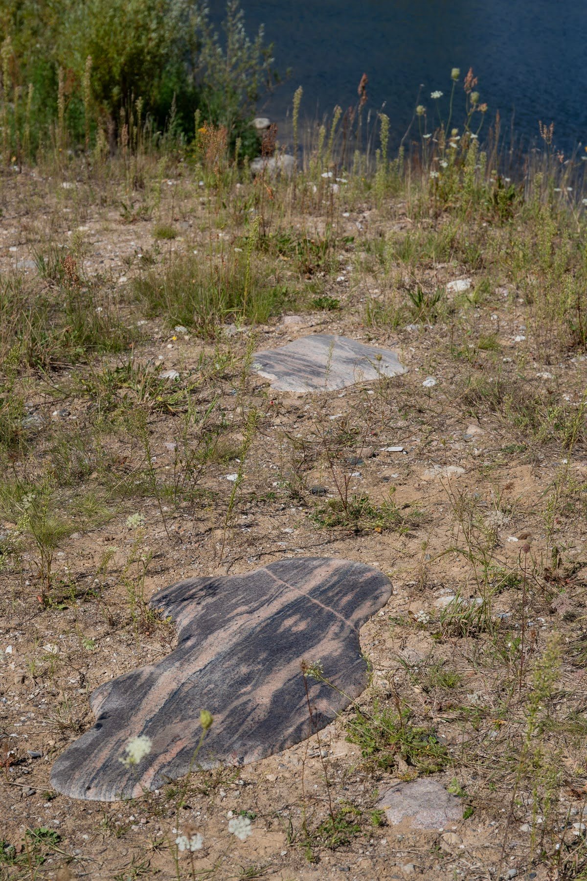 IDA BROCKMANN,
<i>ONE MOMENT AND SOME MILLION YEARS</i>, 2025. Granit. Foto: Birk Thomassen.