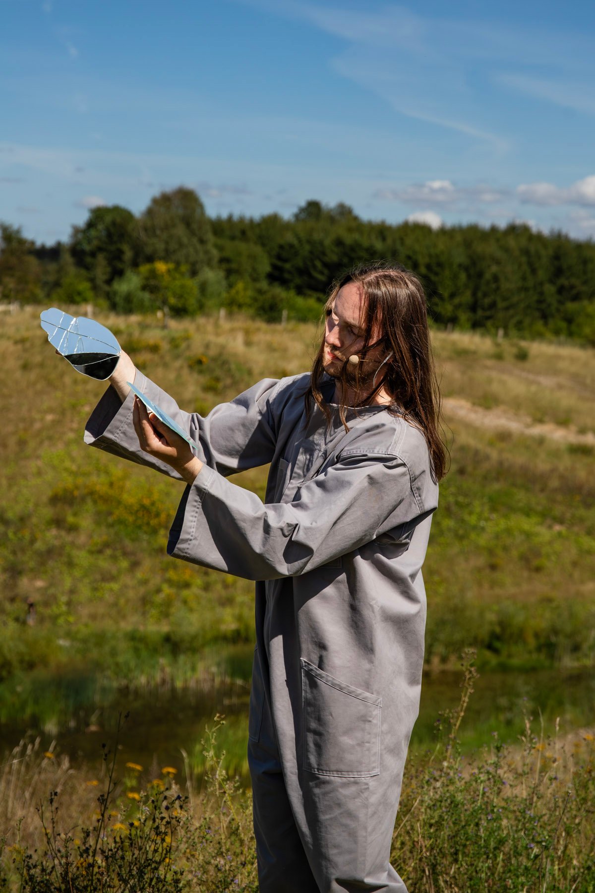 JONAS KJELDGAARD SØRENSEN,
<i>THE BATTLE OVER WHO OWNS THE SKY</i> 2025.
Performance: varighed 15 minutter. Styrofoam, A1, lakmaling, flint, spejl, LED-skærm. Foto: Birk Thomassen.