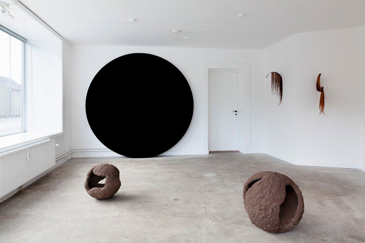 Installation view fra Louise Sparres udstilling <i>Collapse</i>, 2024. Foto: Morten Barker