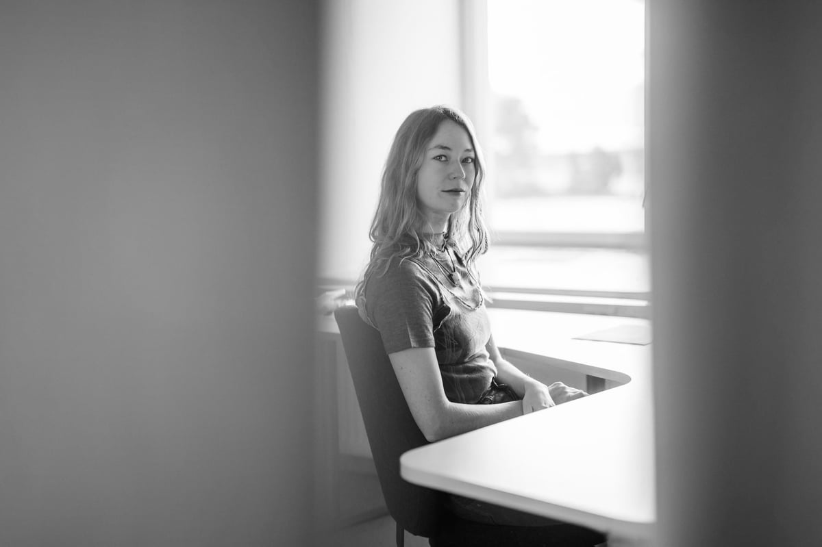 Portræt af Emilia Sølvsten. Foto: Jussi Virkkumaa.