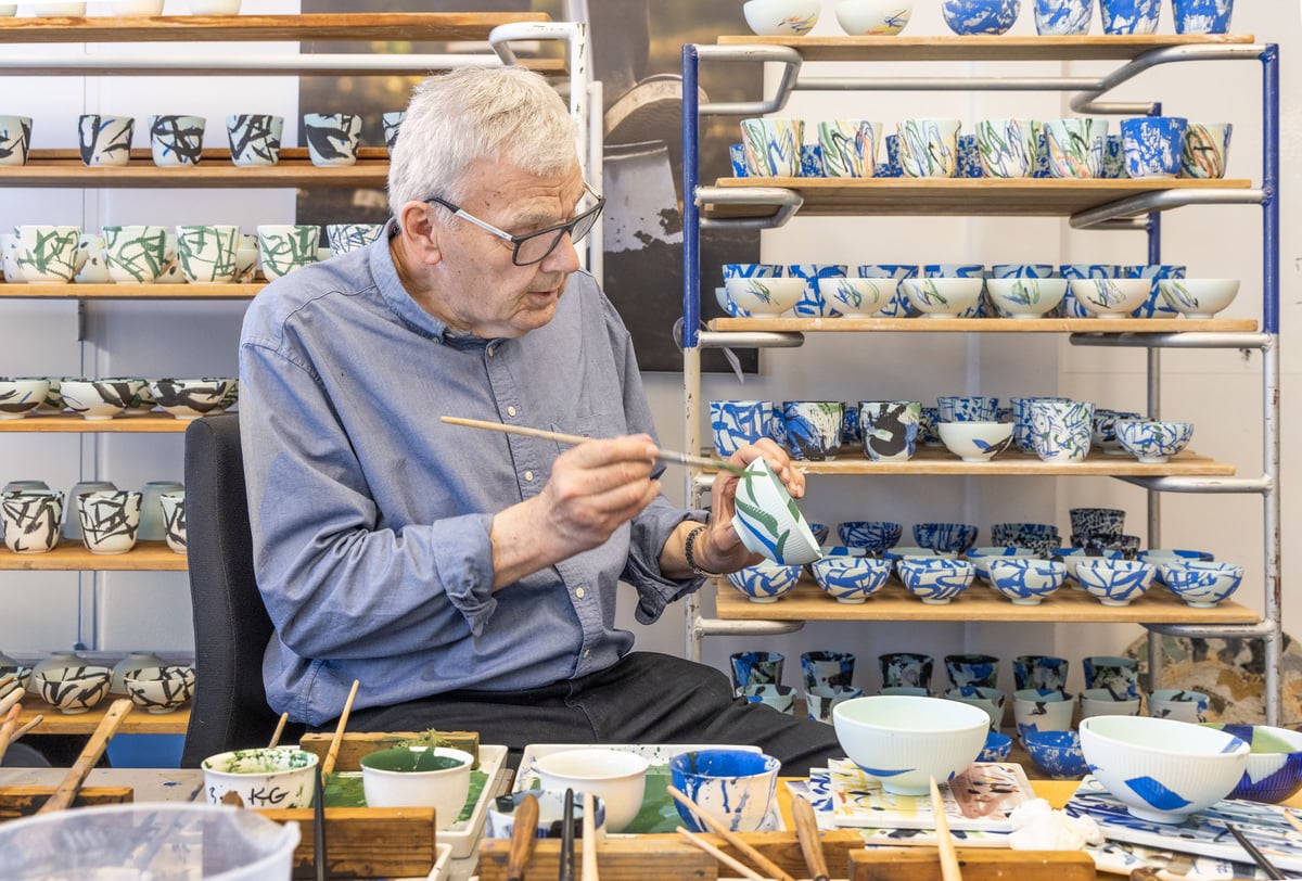 Ivan Weiss dekorerer nye skåle til udstillingen på CLAY. Royal Copenhagen, 2026
Foto: Ole Akhøj
