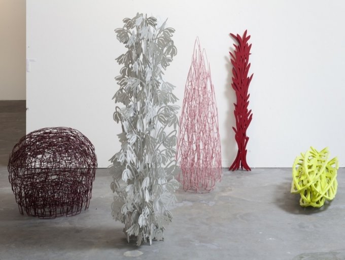 Lone Høyer Hansen: <i>Knipling</i> (Sølgrå) , <i>Kipling</i> (Lyserød), <i>Knipling</i> (Bordeaux), <i>Fikiv skulptur</i>, <i>Tild Dig mit hjerte følger dit som krop skygge</i>. Foto: Anders Sune Berg.