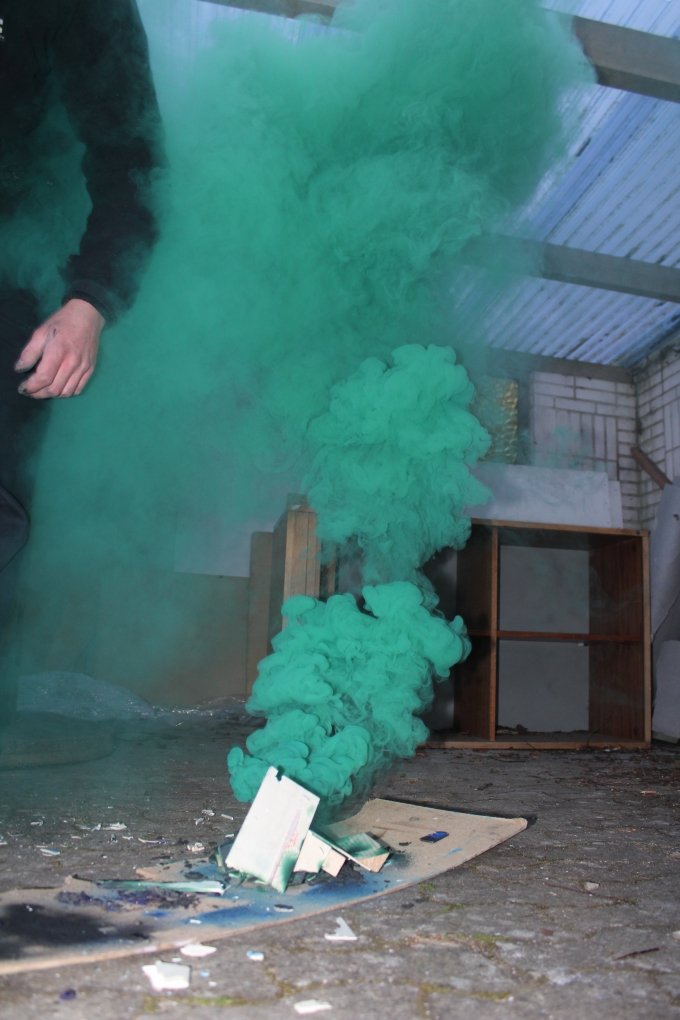 Christian Dinesen 'maler' sin skulptur med grøn røgbobme. Foto: Mikkel Møller.