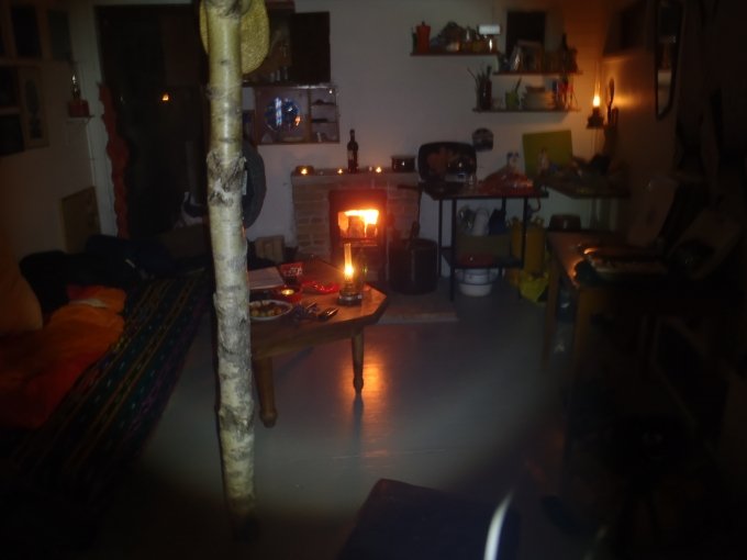 'Casa De Ples' i lommelygteskær - Bemærk den BÆRENDE birkegren midt i lokalet. Foto: Morten Plesner.