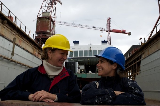 Randi & Katrine foran Ærøfærgen. Foto: Jesper Petersen.